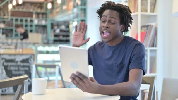 Felice uomo africano facendo Video Chat su Tablet in Cafe — Video Stock