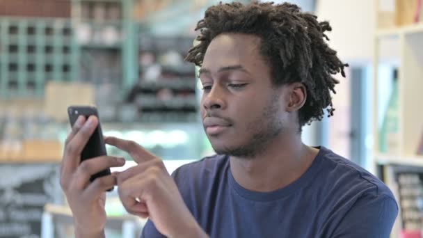Portré az afrikai ember okostelefon-használatáról — Stock videók