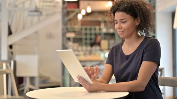 Ψηφιακή Tablet χρήση από την όμορφη νεαρή αφρικανική γυναίκα στο καφέ — Αρχείο Βίντεο