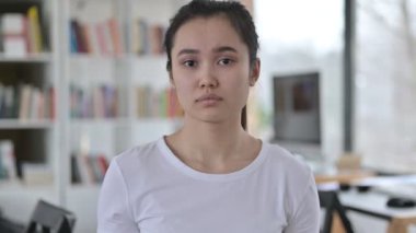 Yüz maskesi takan Tedbirli Genç Kadın Portresi 