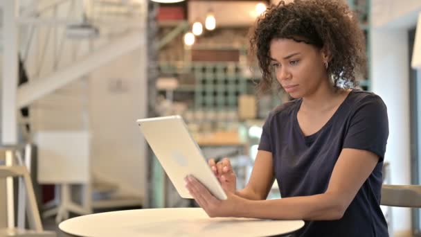 Niepowodzenie, młoda Afrykanka z utratą tabletki w Cafe — Wideo stockowe