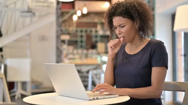 在咖啡店里用笔记本电脑咳嗽的年轻非洲妇女 — 图库视频影像