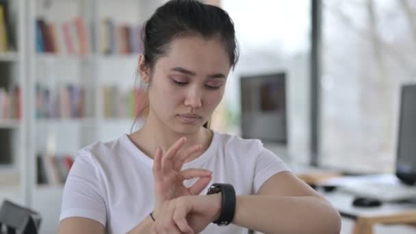Portrét zaostřené asijské ženy pomocí chytrých hodinek — Stock video