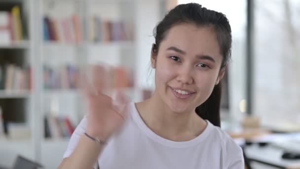 Porträtt av videochatt av attraktiv ung asiatisk kvinna — Stockvideo