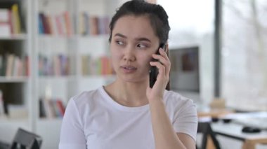 Akıllı Telefonla Konuşan Genç Asyalı Kadın Portresi