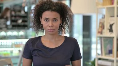 Yüz Maskesi Giyen Genç Afrikalı Kadın Portresi 