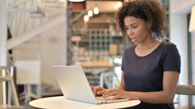 Genç Afrikalı Kadın Kafe 'de Laptop' ta Başarı Kutlaması 