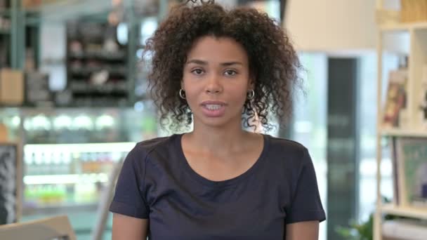 Uykucu Genç Afrikalı Kadın Esneme Portresi — Stok video