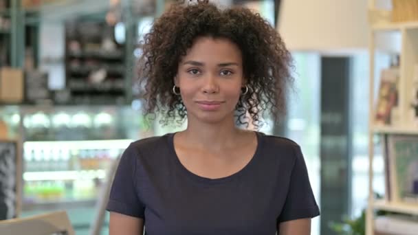 Kameraya el sallayan neşeli genç Afrikalı kadının portresi — Stok video