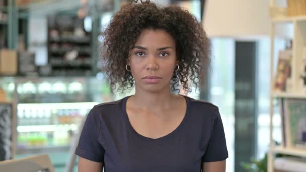 Portret van teleurgestelde jonge Afrikaanse vrouw reageert op verlies — Stockvideo
