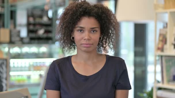 Portrét stop sign with Hand by Young African Woman — Stock video