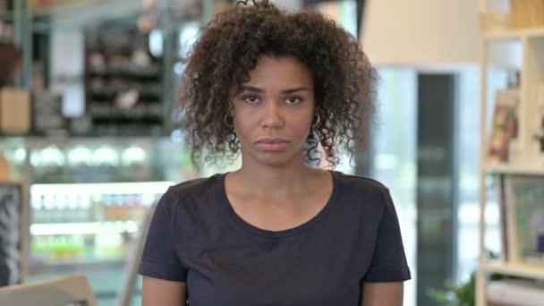Retrato de una joven africana con Sí de Head Shake — Vídeo de stock