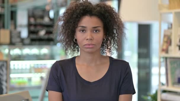 Retrato de una joven africana con dolor de muelas, dolor de muelas — Vídeo de stock
