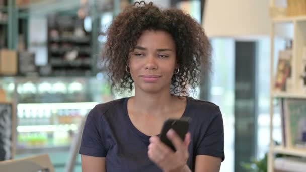 Portret młodej Afrykanki mówiącej na smartfonie — Wideo stockowe