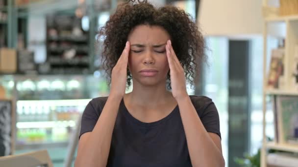 Retrato de una joven africana estresada con dolor de cabeza — Vídeo de stock