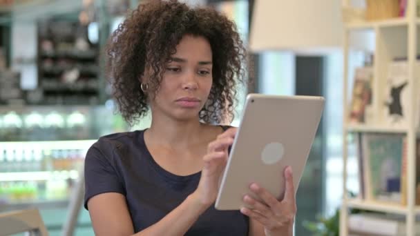 Retrato de una joven africana reaccionando a la pérdida en la tableta — Vídeos de Stock