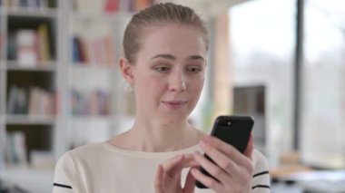 Smartphone 'da Kutlanan Genç Kadın Portresi