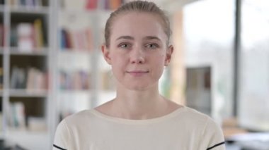 Uykucu Genç Kadın Esneme Portresi