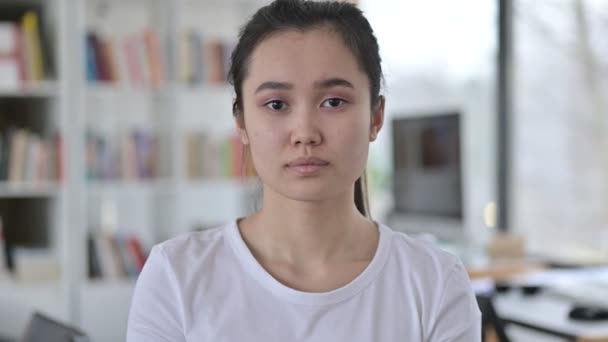 Portrait de jeune femme asiatique sans geste de bras, rejet — Video