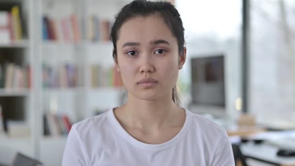 Porträtt av ung asiatisk kvinna med fingret på läpparna, tyst tecken — Stockvideo