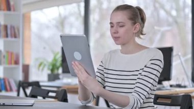 Başarı, Kütüphanedeki Tablette Kutlanan Genç Kadın 