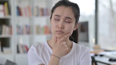 Yeni Bir Fikir Düşünen Genç Asyalı Kadın Portresi