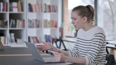 Dizüstü bilgisayardaki başarısız online ödeme, Kütüphane, Genç Kadın