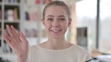 Neşeli Genç Kadın 'dan Video Sohbetinin Portresi 