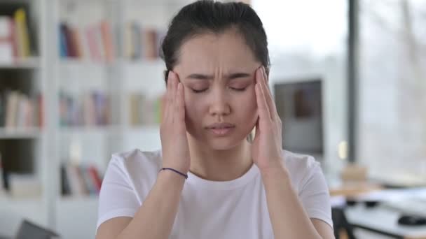 紧张的年轻亚洲妇女头痛的画像 — 图库视频影像