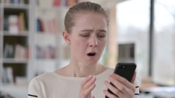 Retrato de perda no smartphone por mulher jovem — Vídeo de Stock