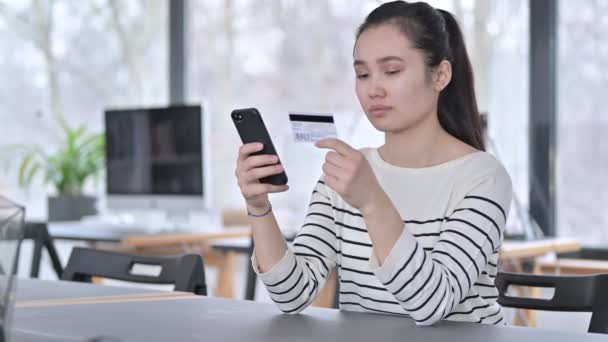 Falha pagamento on-line em Smartphone por Jovem mulher asiática — Vídeo de Stock