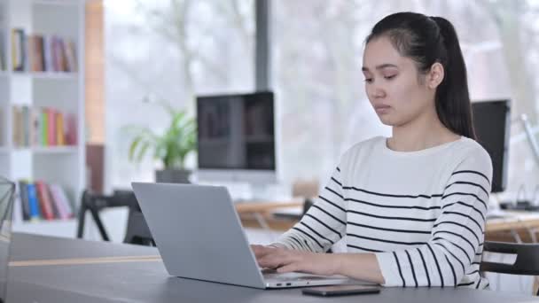 Attraktive junge Asiatin schließt Laptop und geht — Stockvideo