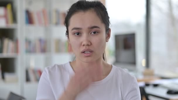 Portrait de malade jeune asiatique femme toux — Video