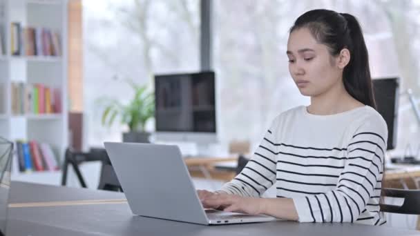 Нет, Жест пальца молодой азиатки с ноутбуком в офисе — стоковое видео