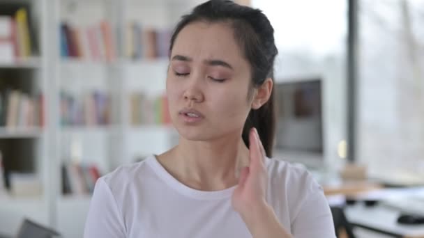 Porträtt av trött ung asiatisk kvinna med nacksmärta — Stockvideo