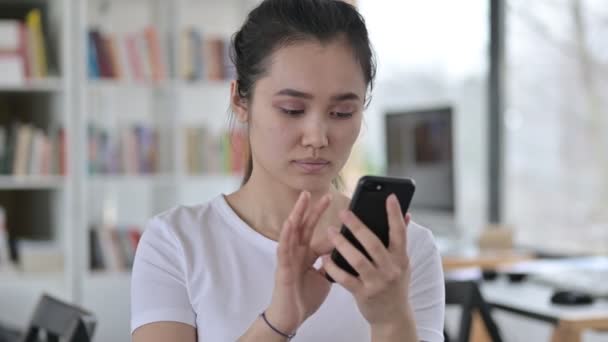 Portrait de jeune femme asiatique Célébration sur Smartphone, Succès — Video