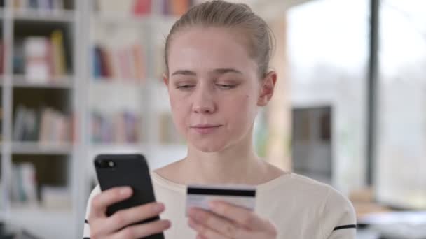 Portret van online betaling op smartphone door jonge vrouw — Stockvideo