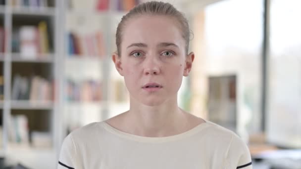 Porträt einer aufgebrachten jungen Frau, die schockiert ist — Stockvideo