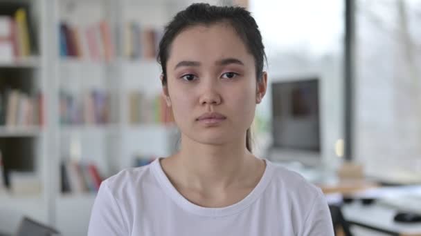 Ritratto di giovane donna asiatica di successo che celebra — Video Stock