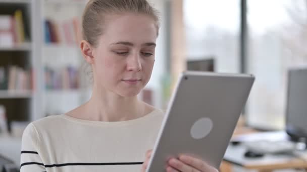 Portré gyönyörű fiatal nő segítségével digitális Tablet — Stock videók