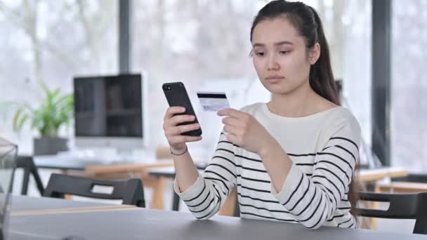 Éxito de pago en línea en Smartphone por la joven mujer asiática — Vídeos de Stock