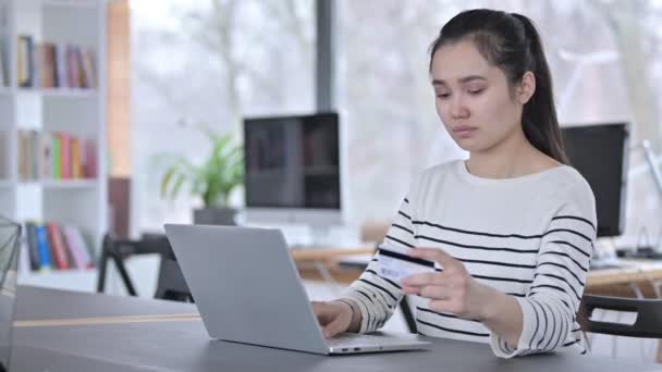 El éxito de pago en línea en el ordenador portátil por la joven mujer asiática — Vídeos de Stock