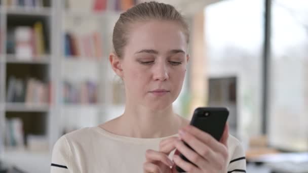 若い女性によるスマートフォン使用の肖像 — ストック動画