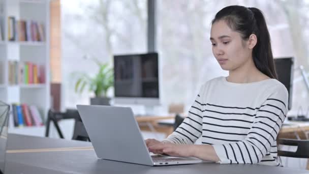 Polegares para cima por jovem mulher asiática usando laptop no escritório — Vídeo de Stock