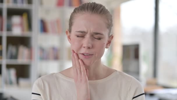 Porträtt av ung kvinna med tandvärk, smärta i tanden — Stockvideo