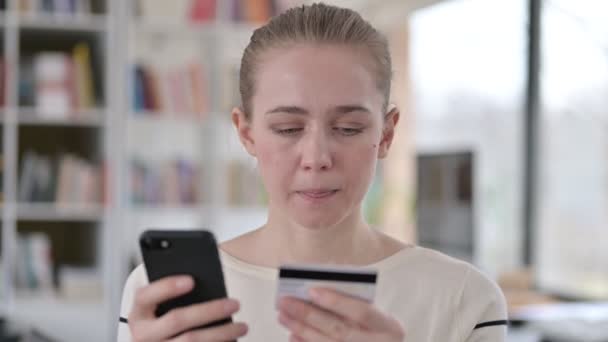 Portret van Online Payment Failure op Smartphone door jonge vrouw — Stockvideo