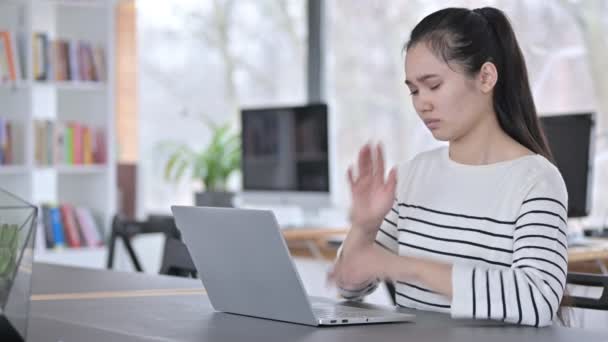 Застосування ноутбуків Юною азіатською жінкою з головним болем у офісі — стокове відео
