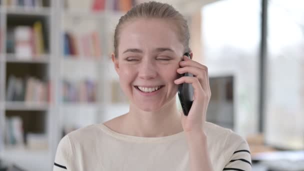 Portret młodej kobiety mówiącej na smartfonie — Wideo stockowe