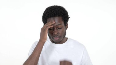 Beyaz Arkaplanda Baş Ağrısı Olan Sıradan Afrikalı Adam