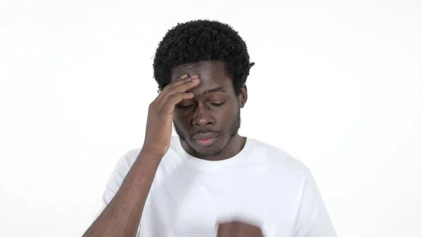 Nenucený africký muž s bolestí hlavy izolované na bílém pozadí — Stock fotografie